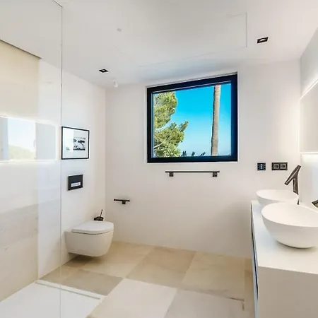 Ideal Location, Seaview *